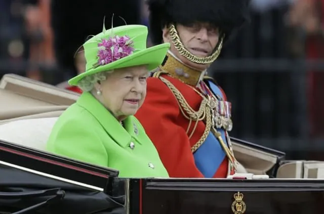 İngiliz asker Kraliçe 2. Elizabeth’in doğum günü kutlamalarında bayıldı