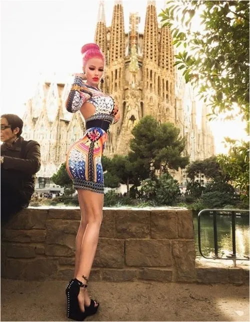 Bu dünyadaki tek derdi Barbie bebek gibi olmak