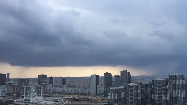 İstanbul'da gökyüzünde inanılmaz anlar! Yağış bulutlardan yeryüzüne böyle indi...
