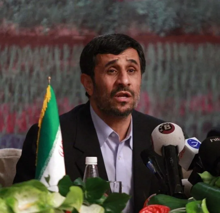 Ahmedinejad’ın portresi...
