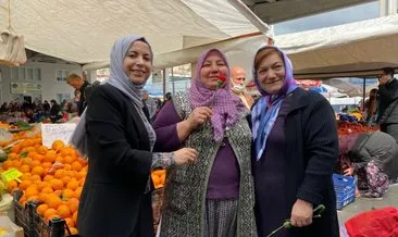 Alanya AK Parti Kadın Kolları, pazarda kadınlara karanfil dağıttı