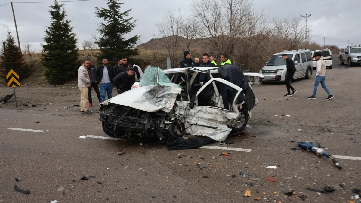 Nevşehir’de feci zincirleme kaza! 2 kişi hayatını kaybetti Nevşehir’de feci zincirleme kaza! 2 kişi hayatını kaybetti