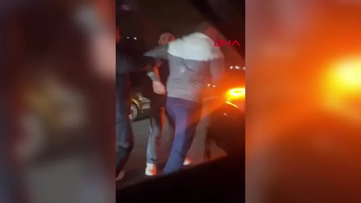 Ümraniye'de yol kesen magandalar otomobile saldırdı! Dehşet anları kamerada | Video