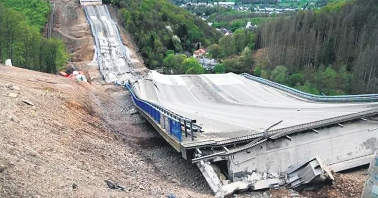 Yılan hikâyesine dönen köprü yıkıldı