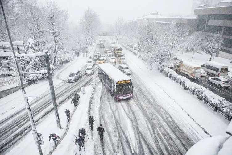 SON DAKİKA: İstanbul’da bugün okullar tatil mi? Bugün 14 Mart Pazartesi Okullar tatil mi edildi? İstanbul Valisi Ali Yerlikaya’dan kar tatili açıklaması