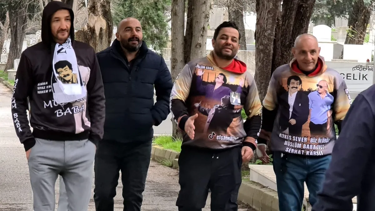 Sevenleri ölümünün 13’üncü yılında Müslüm Gürses’i dualarla andı Sevenleri ölümünün 13’üncü yılında Müslüm Gürses’i dualarla andı