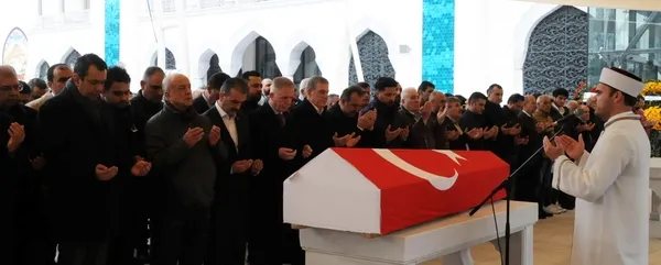 eski-bakanlardan-ekonomist-ve-yazar-dr-yilmaz-karakoyunlu-son-yolculuguna-ugurlandi-1707750877878.jpg