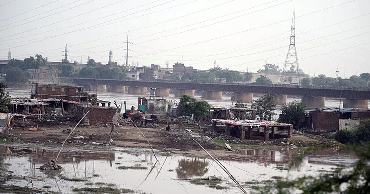 Hindistan’dan gelen su Pakistan’da yıkıma yol açtı: 22 kişi yaşamını yitirdi