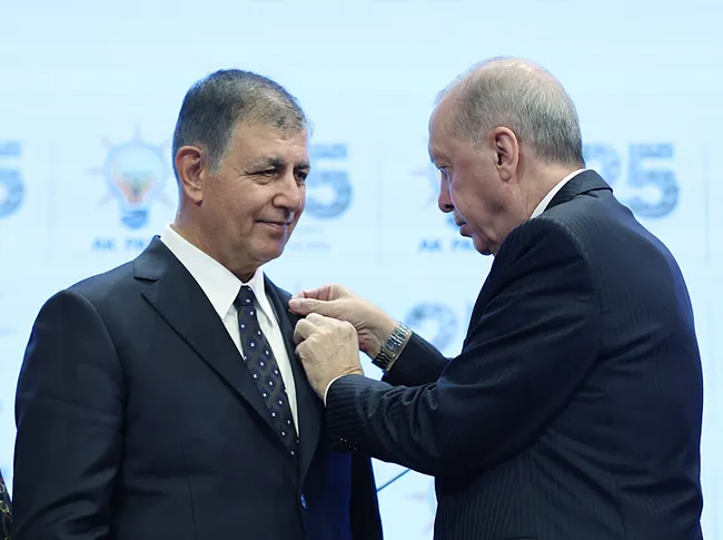 son-dakika-ak-parti-rozeti-takan-cemil-tugaya-izmirlilerden-tam-destek-izmir-hak-ettigi-hizmete-kavusacak-1791517861438.jpeg