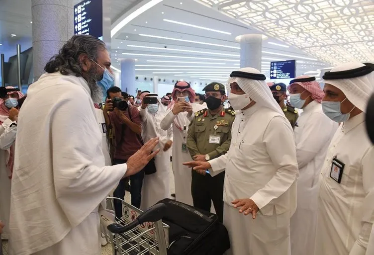 Yurt dışından gelen ilk umre grubu Suudi Arabistan’a ulaştı