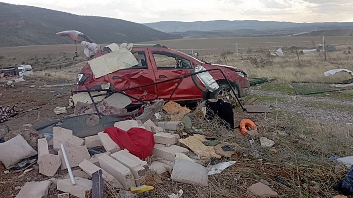 Ankara’da şiddetli fırtına can aldı! Konteyner altında kalarak hayatını kaybetti Ankara’da şiddetli fırtına can aldı! Konteyner altında kalarak hayatını kaybetti
