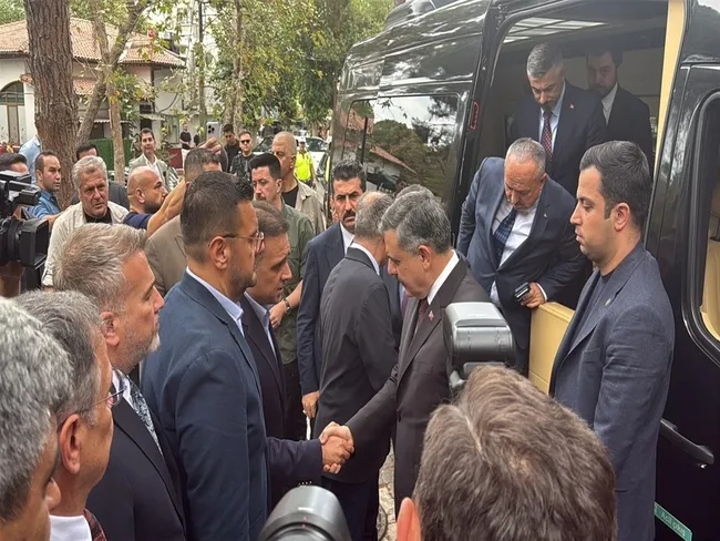 manisada-ogrencilere-silahli-saldiri-bakan-ciftciden-ailelere-sorumluluk-cagrisi-tufegi-duvara-asip-orada-tutm-1790094905743.jpg
