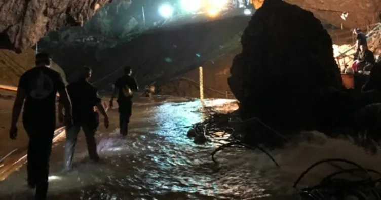 Elon Musk, Tayland’da çocukların mahsur kaldığı mağaraya girdi