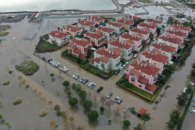 İzmir'deki sel felaketi havadan görüntülendi! Araçlar sular altında kaldı