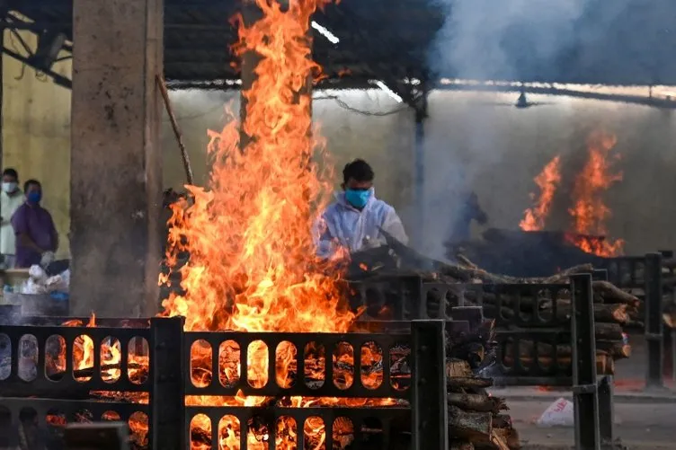 Hindistan kabusu yaşıyor! Yakılan ölülerin dumanları gökyüzünü kapladı