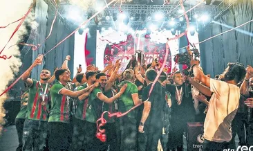 Amedspor kupayı kaldırdı