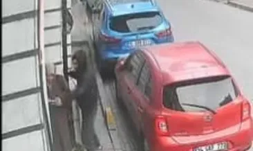 Sokaktaki kadının telefonunu çaldı