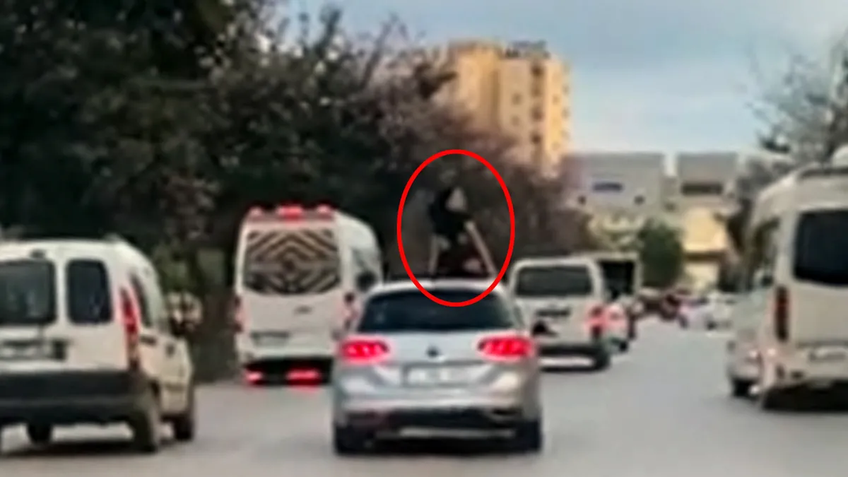 Antalya'da canını hiçe saydı: Seyir halindeki aracın üzerinde dans etti! Antalya'da canını hiçe saydı: Seyir halindeki aracın üzerinde dans etti!
