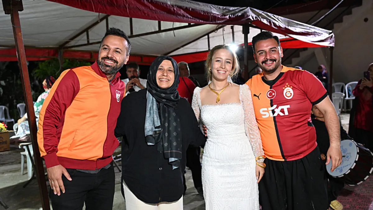 Osmaniye’de düğünde Galatasaray’ın şampiyonluk coşkusu yaşandı Osmaniye’de düğünde Galatasaray’ın şampiyonluk coşkusu yaşandı