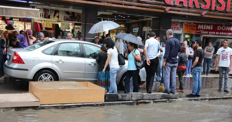 Zonguldak’ta aniden bastıran şiddetli yağmur hayatı olumsuz etkiledi
