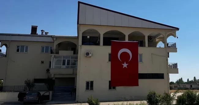 Terörsüz Türkiye sürecinde yeni bir sayfa açılıyor! Hanım Ağa’dan köydeki evine dev Türk Bayrağı