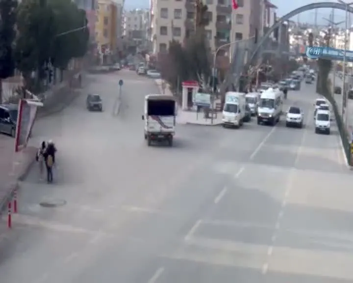 Rüzgarın etkisiyle 2 öğrencinin üzerine billboard düştü