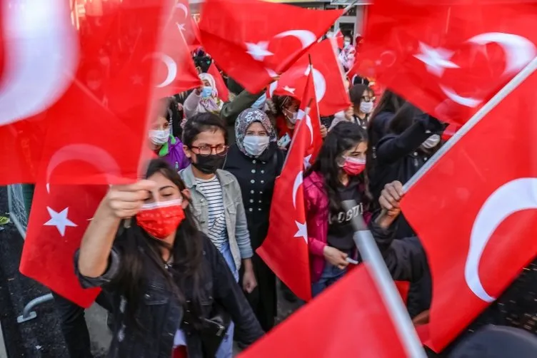 SON DAKİKA HABERİ: Hakkari'de bayraklı protesto! Kadınlardan Diyarbakır annelerine destek...