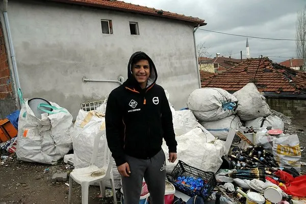 Şampiyon Kadir, kağıt toplamaya devam ediyor