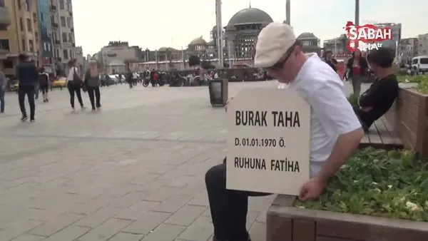 Mezar taşıyla İstiklal Caddesi ve Taksim’de dolaşan kişiyi vatandaşlar hayret ile izledi