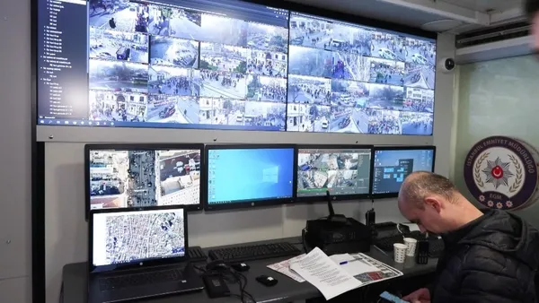 istanbulun-kalbi-15-bin-kamera-ile-izleniyor-55-bin-325-polis-gorev-yapiyor-1735661817987.jpg