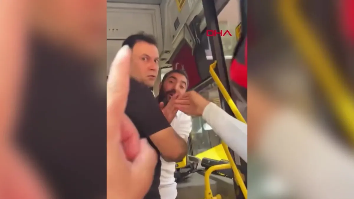 Tayt kiygan onalar etaklarini kotarmoqda (video) Tayt kiygan onalar etaklarini kotarmoqda (video)