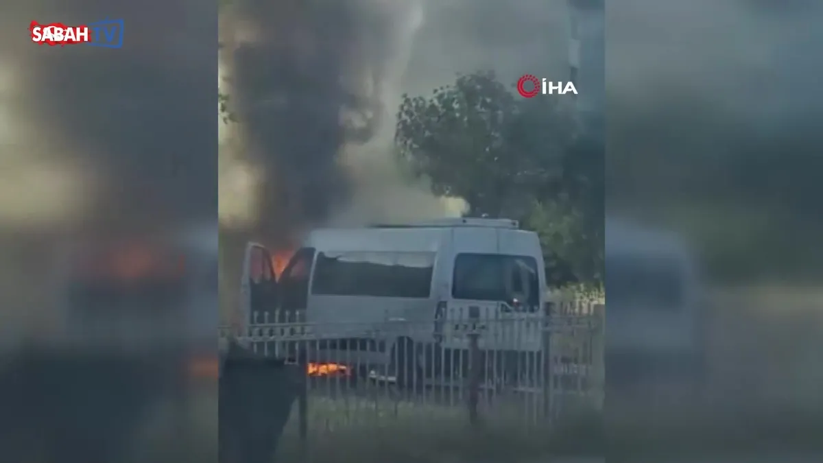 Diyarbakır’da alevlere teslim olan minibüs küle döndü videosunu izle Diyarbakır’da alevlere teslim olan minibüs küle döndü videosunu izle
