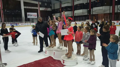 ornek-tesis-9-aydir-kapali-buz-sporlarina-belpa-molasi-1628580126492.jpg İşte CHP belediyeciliği! Çalışan tesisin kapısına kilit vurdular