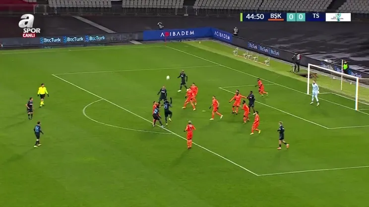 Trabzonspor'da Abdulkadir Parmak Başakşehir maçında sakatlandı