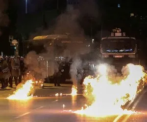 Yunanistan'da sokaklar savaş alanına döndü! Tansiyon giderek yükseliyor: 'Katil' sloganları...