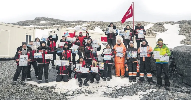 Bayrağımız beyaz kıtada dalgalanıyor