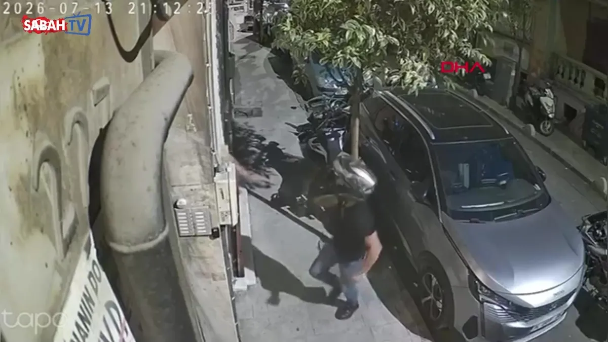 Şişli’de eski damat dehşeti: Kayınpederine tekme ve yumruklarla saldırdı! O anlar kamerada | Video videosunu izle Şişli’de eski damat dehşeti: Kayınpederine tekme ve yumruklarla saldırdı! O anlar kamerada | Video videosunu izle