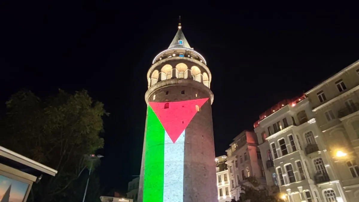 İstanbul Gazze için tek yürek: Bakan Ersoy'dan zulme karşı birlik çağrısı! Galata Kulesi Filistin bayrağıyla aydınlandı haber görseli