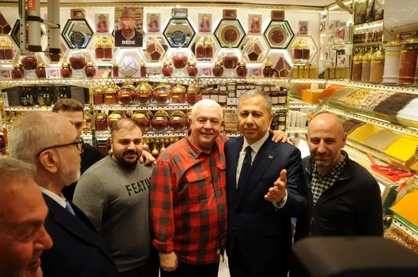 icisleri-bakani-ali-yerlikaya-istanbulda-kapalicarsi-ve-misir-carsisi-esnafini-ziyaret-etti-1709655562294.jpg