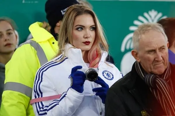 Everton-Manchester United maçındaki esrarengiz Chelsea’li kadın...