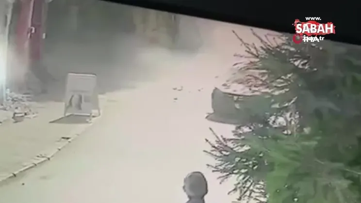 Hasarlı binanın çatısının çöktü, 2 araç zarar gördü...O anlar kamerada | Video