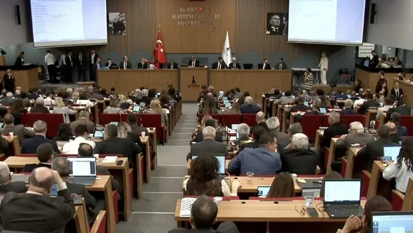 izmir-buyuksehirden-dev-borclanma-cemil-tugay-8-milyarlik-borc-icin-iller-bankasinin-kapisini-calacak-1786442542659.jpeg