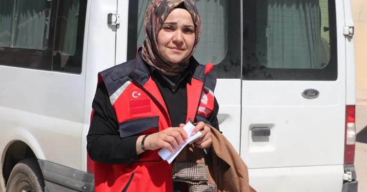 Hataylı şehit eşi, idari izinli olmasına rağmen depremzedelerin yaralarını sarmak için gönüllü hizmet veriyor