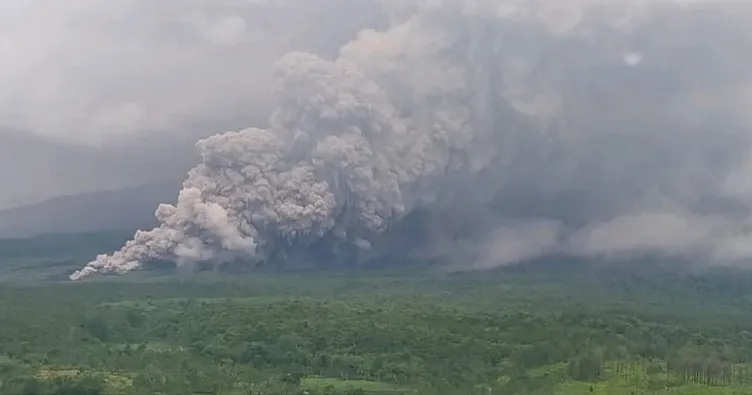 Endonezya’da peş peşe patlamalar: Semeru Yanardağı kül püskürttü