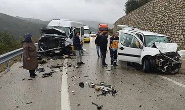 Bursa’da feci kaza: Yolcu minibüsü ticari araçla çarpıştı! 1 ölü, 10 yaralı...