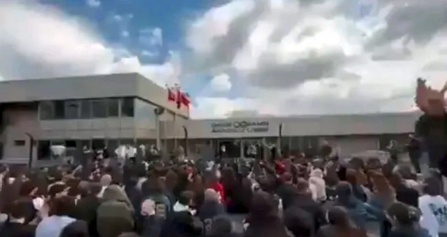 İstanbul Valiliğinden bazı öğretmenlerin açığa alındığı iddialarına ilişkin açıklama geldi: İstanbul’da tek bir öğretmen açığa alınmamıştır