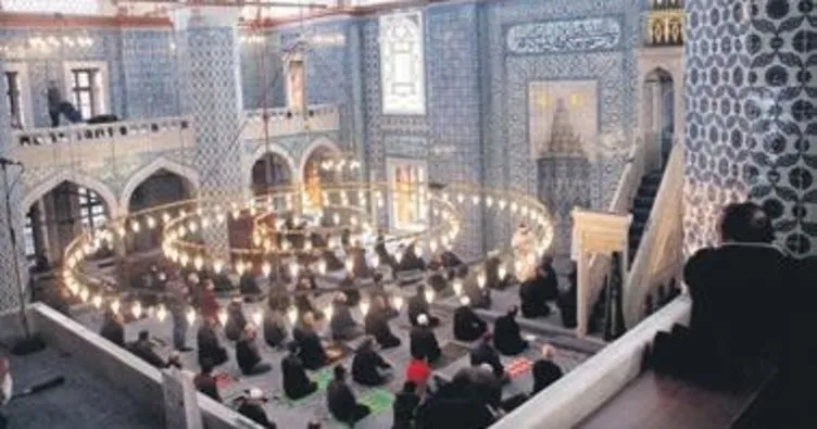 Rüstem Paşa Camisi 4 yıl sonra ibadete açıldı