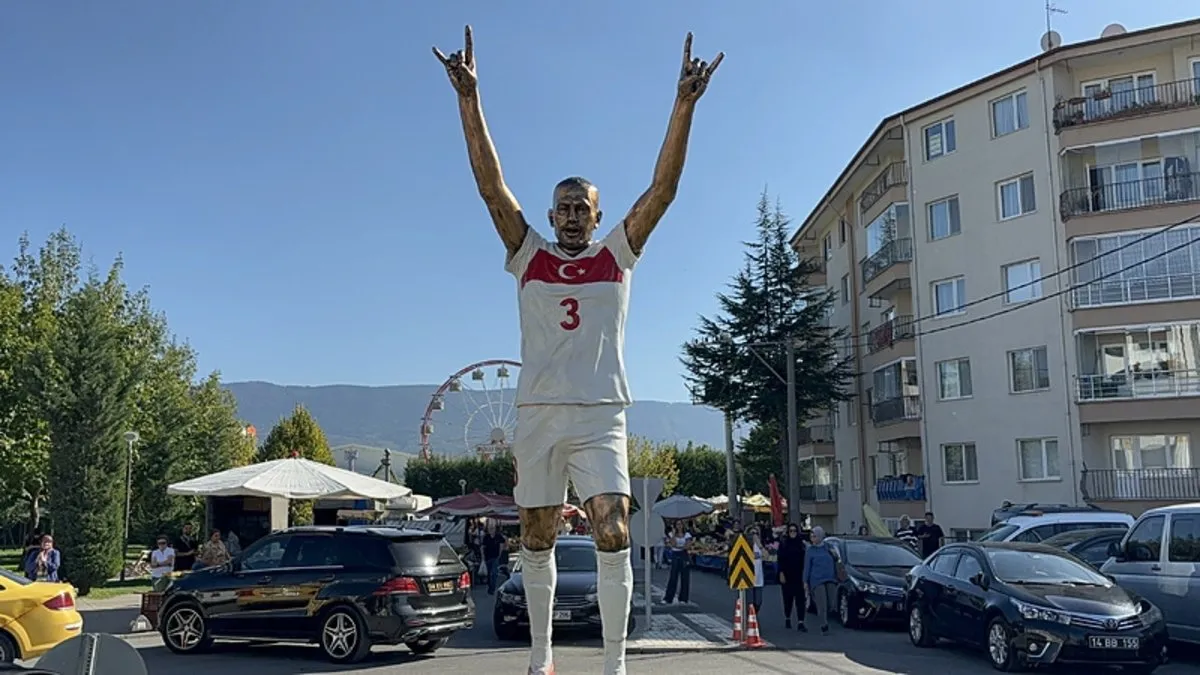 Merih Demiral’ın heykelinin önünde eşi fotoğraf çektirdi