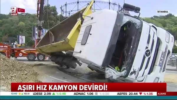 Beşiktaş'ta aşırı hız yapan hafriyat kamyonu devrildi!