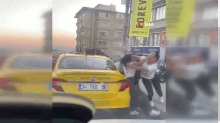 Takside tartıştılar: Kadınlar yol kenarında durup saç baş birbirlerine girdiler!